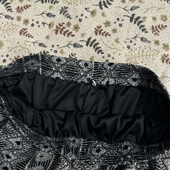 Dex Flowy shorts, black and white. Size Large. - Picture 3 of 4